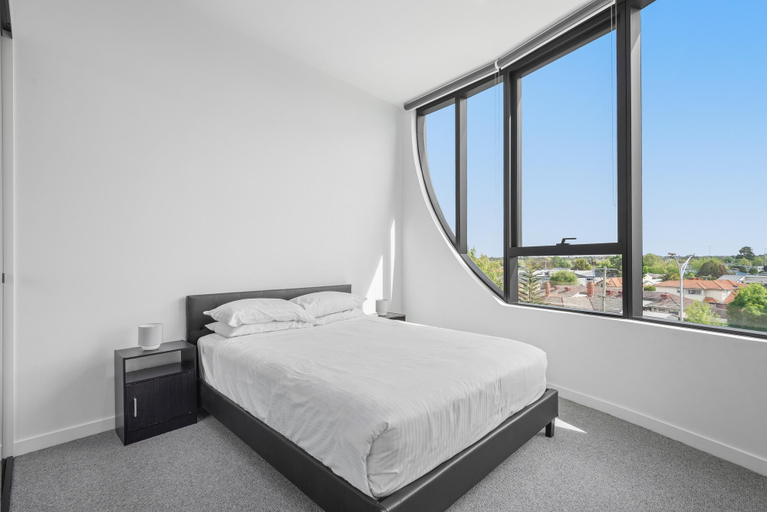 Bedroom 2, Generous 2-Bed Apartment with Great Amenities, Melbourne