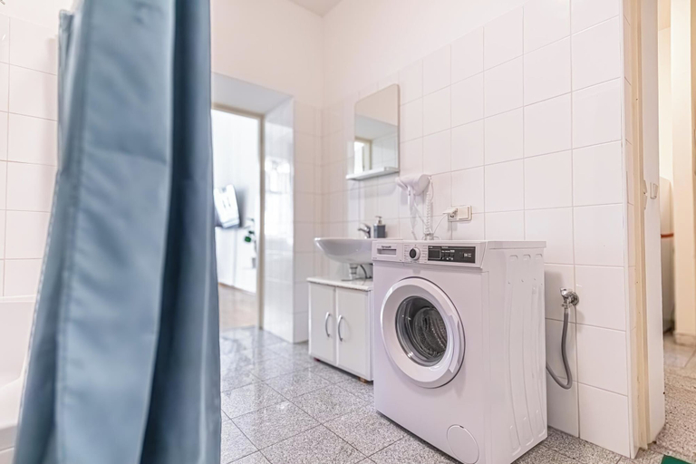 Bathroom 2, Affordable Cozy 2BR Apt Near Stadthalle, Wien