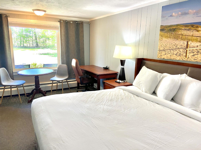 Bedroom 2, Elk Rapids Lakeshore Inn, Antrim