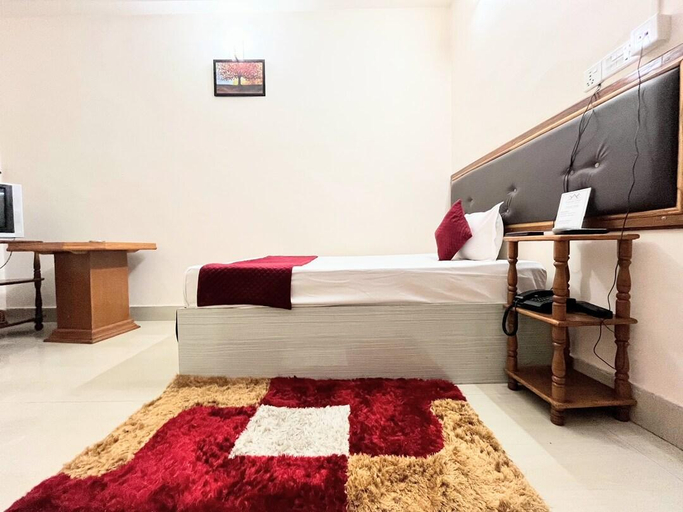 Bedroom 2, Hotel Pahuna Ghar, Bheri