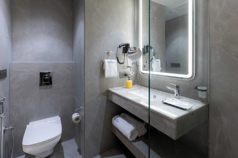 Bathroom 5, Emerald Luxe A Boutique Hotel, Sahibzada Ajit Singh Nagar