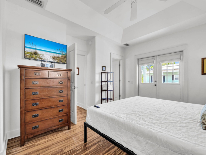 Room 3, Seaview Village #8, Bay
