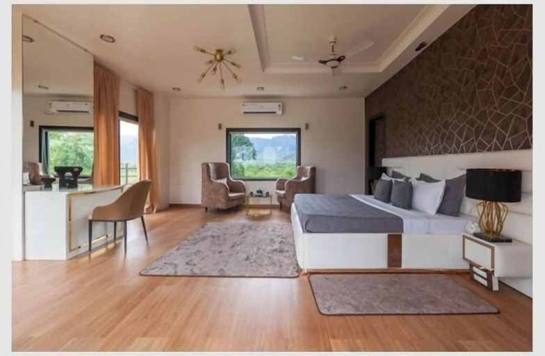 Room 4, Midnight Alpine by Stay Serene Luxury, Thane