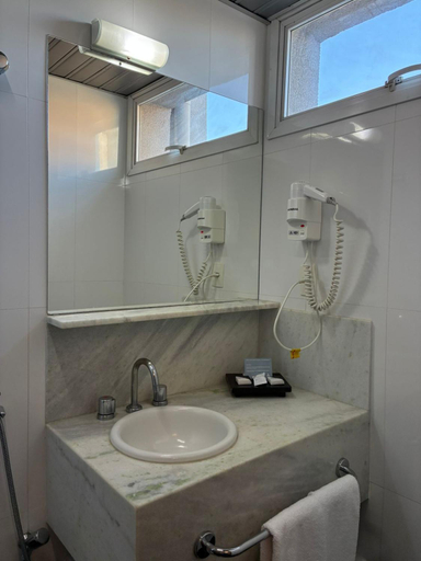 Bathroom 5, Hotel Florenca, Americana