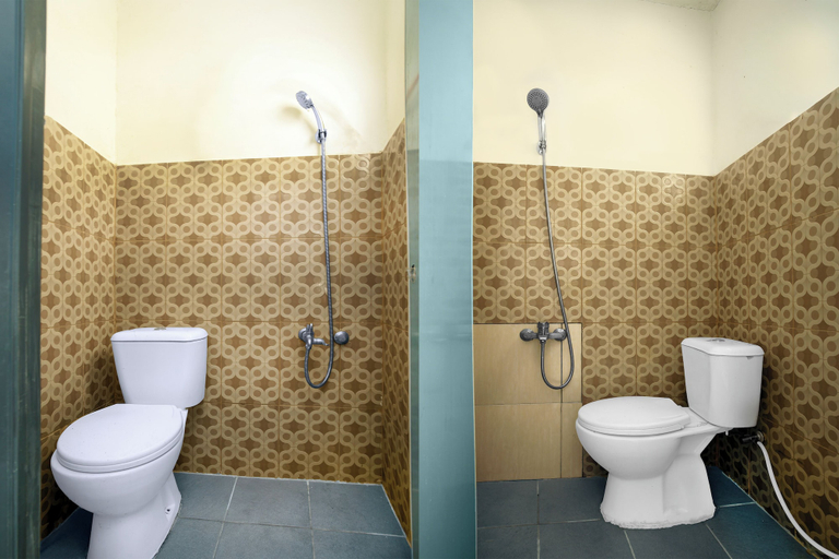 Bathroom, OYO 94908 Demang Kostel, Palembang