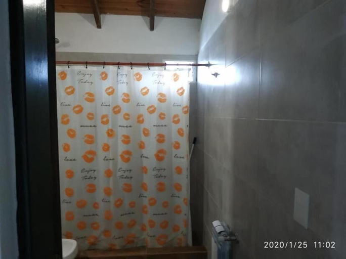 Bathroom shower, Kaiken Hostel & Departamentos, Lago Argentino