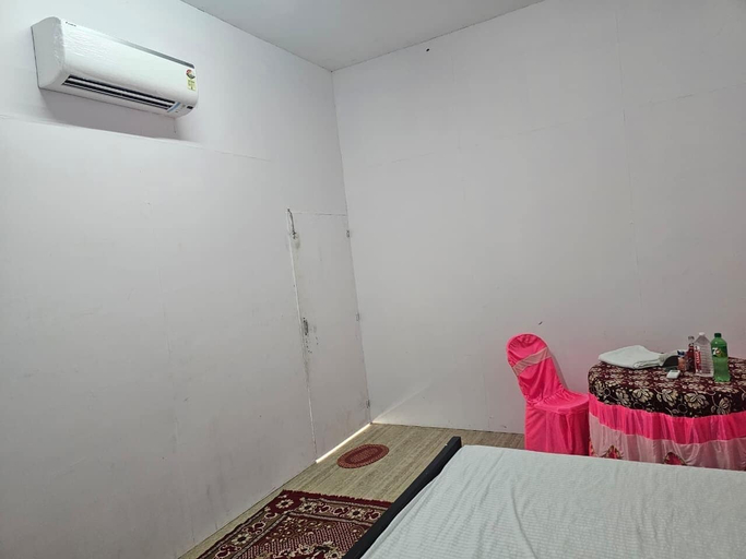 Room 4, Lama Hotel Barabar, Gaya