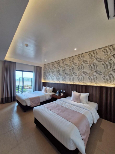 Room 4, The Tropics at MacArthur Park Resort and Convention Center, Palo