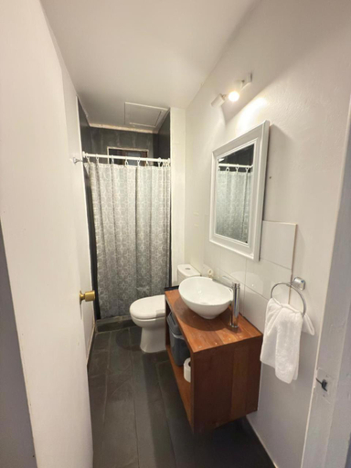 Bathroom 3, Hotel 251, Valparaíso