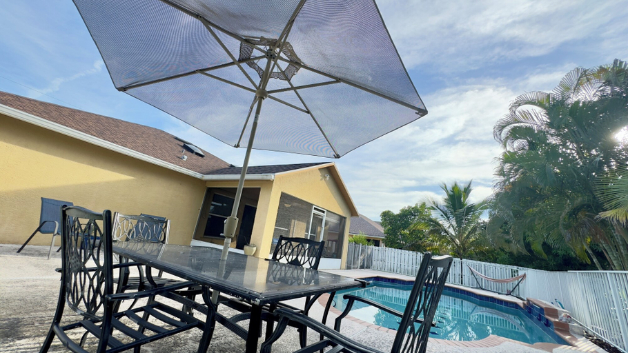 Outdoor dining, The Poolside Escape Near Beaches, Saint Lucie