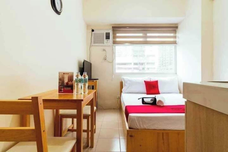 Living area, Urban Deca Tower OYO, Mandaluyong