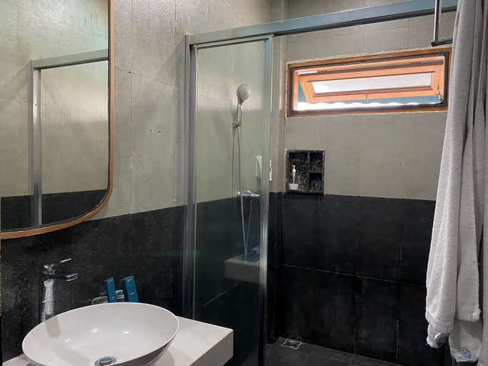 bathroom 16