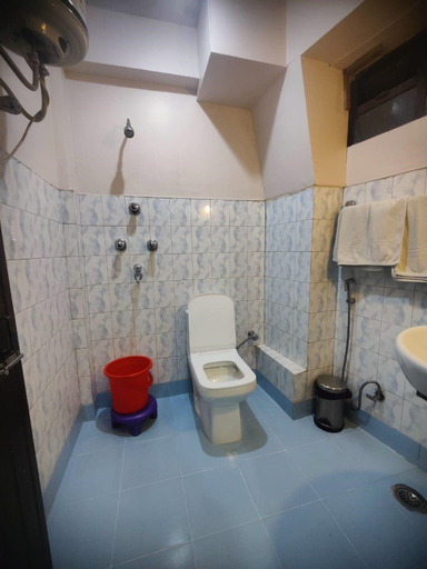 Bathroom 5, Hotel Darjeeling palace No View, Darjiling