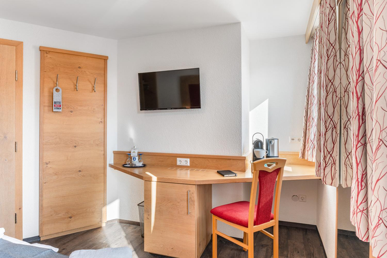 Bedroom 3, Landhotel Schwarzer Adler - Self Check In, Enzkreis