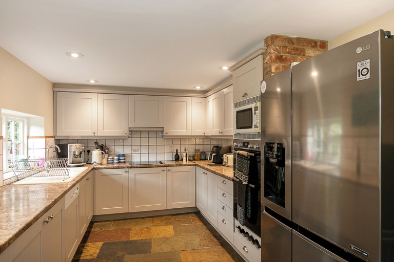 Private kitchen 2, Lovely 5BD Home with Cinema & Games Room, Buckinghamshire