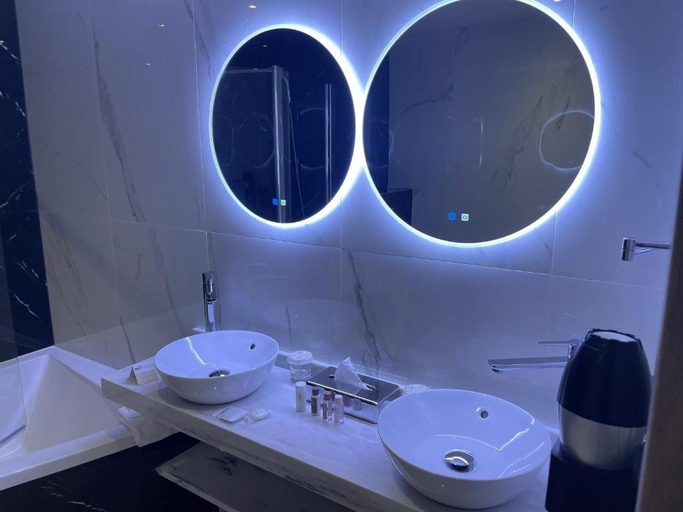 Bathroom 5, Brit Hotel Privilège Paris - Rosny, Seine-Saint-Denis