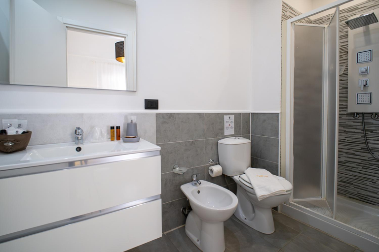 Bathroom 2, Verus Room, Catania