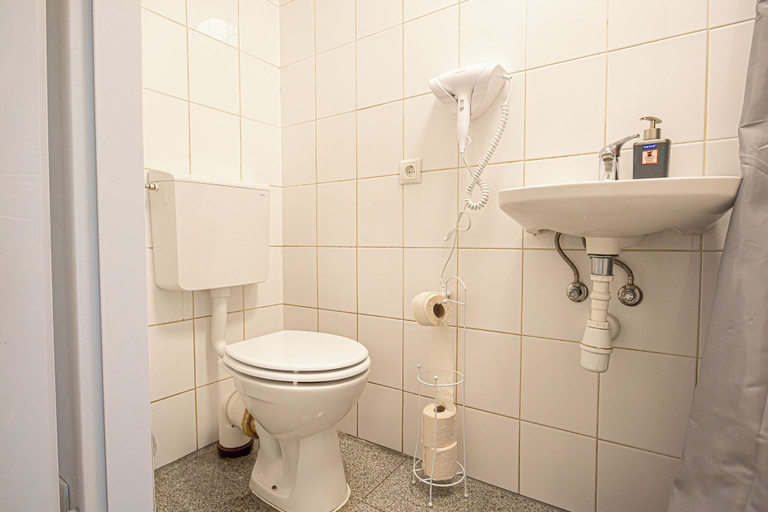 Bathroom 2, Simple 1BR Studio for a Relaxing Stay, Wien