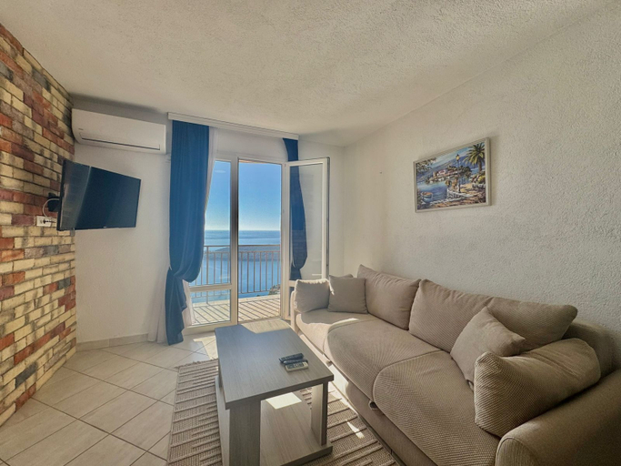 Room 5, Calma Vista Apartments