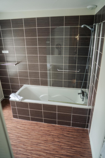 Bathroom 3, Logis Hotel Spa Restaurant Au Site Normand, Calvados