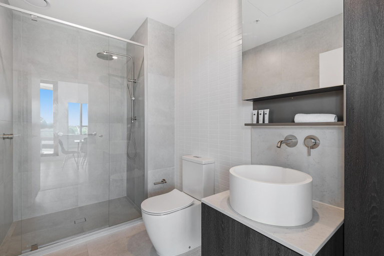 Bathroom 3, Generous 2-Bed Apartment with Great Amenities, Melbourne