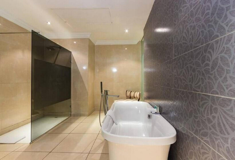 Bathroom 3, Sarina Suites and Apartments, Fagge
