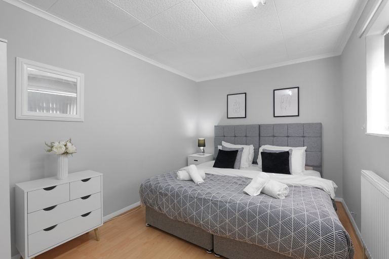 Room 2, Keel Drive Modern 3 Bedroom Home, Slough