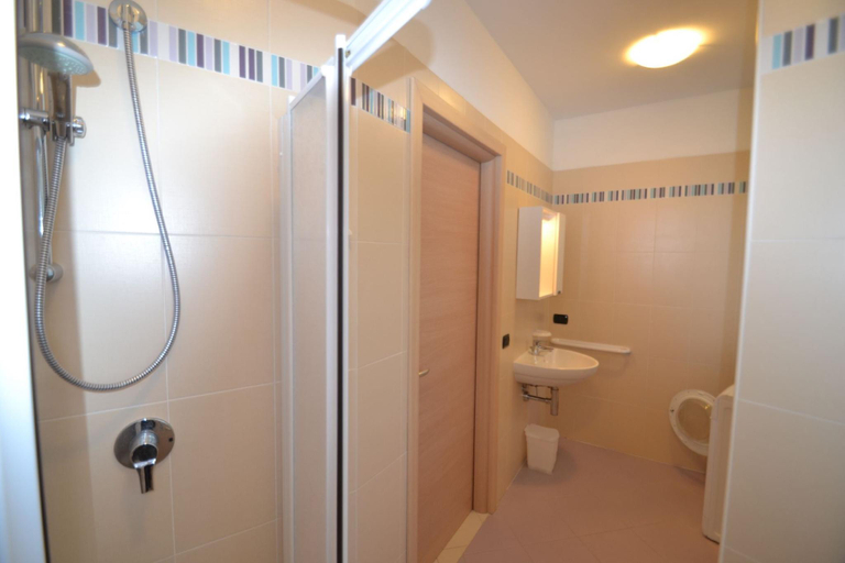 Bathroom 3, Modern apartment with private garden in Rosolina Mare by Beahost Rentals, Rovigo