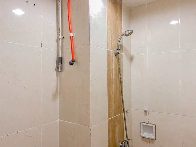 Bathroom 5, White Toned Studio at Apartment Taman Melati Margonda By Travelio, Depok
