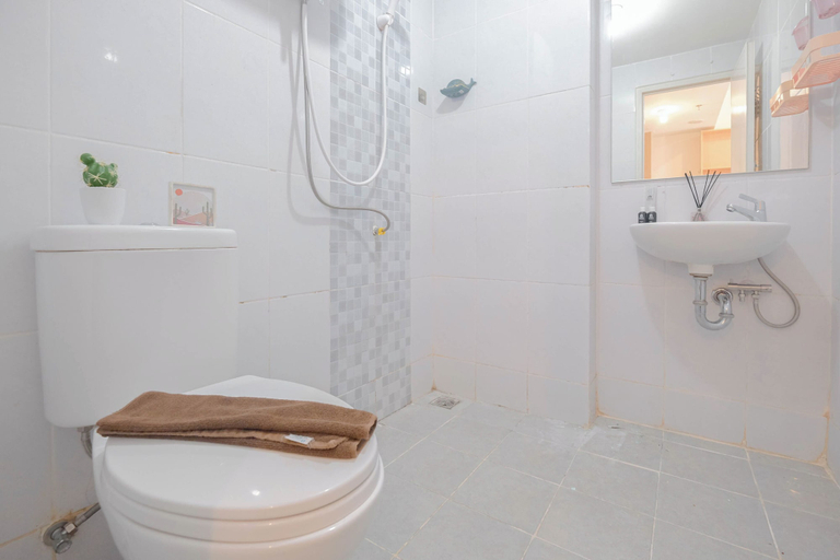 Bathroom 4, Scandinavian Minimalist 1Br Apartment At Tokyo Riverside Pik 2, Tangerang