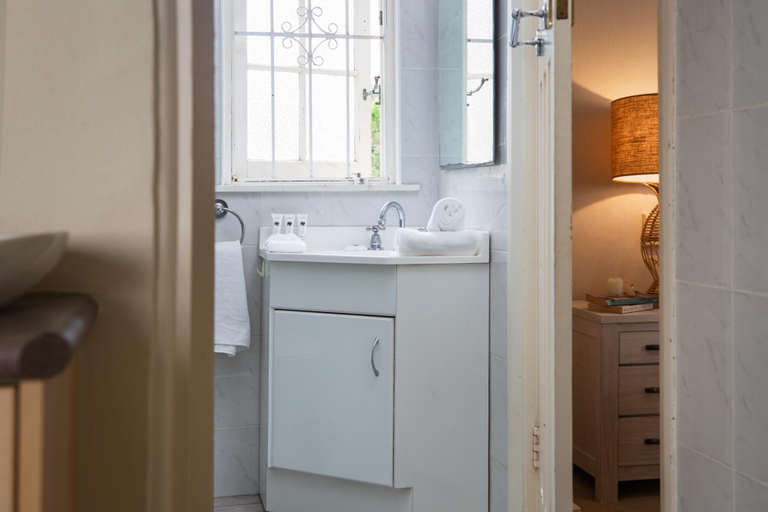 Bathroom, Chic Apartment with Sun Lounge Near Manly Beach, Sydney