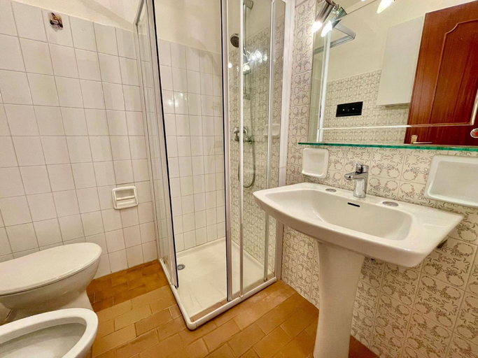 Bathroom, Beautiful Sea Front Apartment With Swimming Pool, Venezia