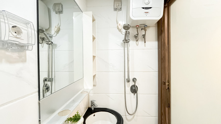Bathroom 3, Studio Apartment at Sky House BSD By Travelio, Tangerang Selatan