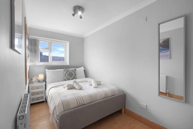 Room 4, Keel Drive Modern 3 Bedroom Home, Slough