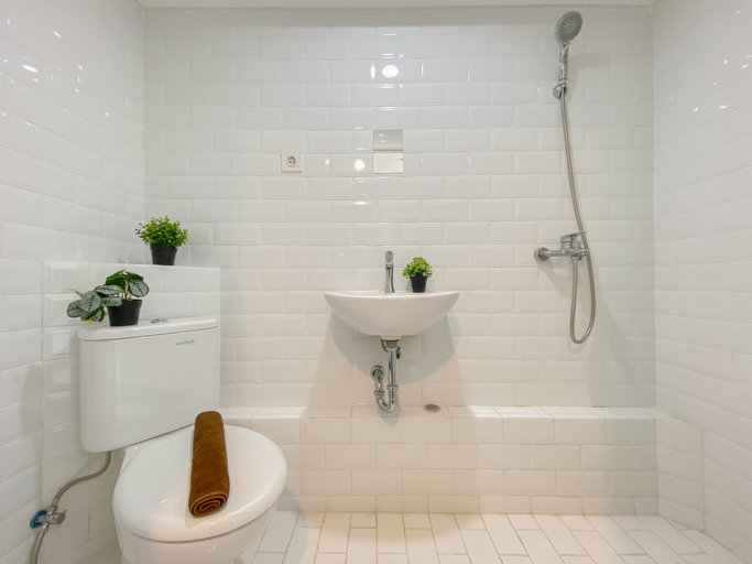 Bathroom 5, Simple and Modern Studio at Apartment Kingland Avenue By Travelio, Tangerang