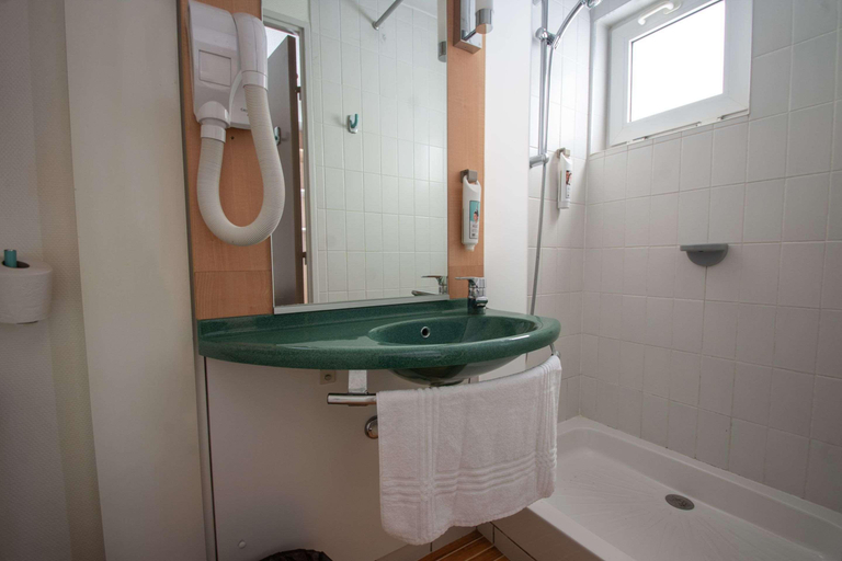 Bathroom 4, Brit Hotel Confort Mulhouse Centre, Haut-Rhin