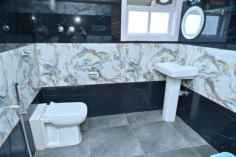 Bathroom 2, NAVARATHNA INTERNATIONAL RESORT, Chikmagalur