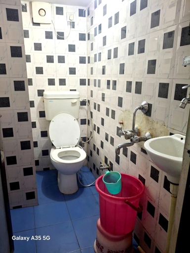 Bathroom 3, Golden River Homestay, Varanasi