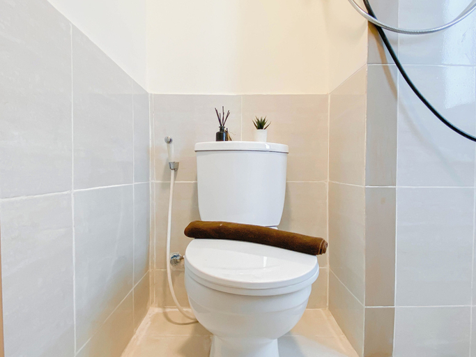 Bathroom 5, Simple Style 3Br Apartment At Meikarta, Cikarang