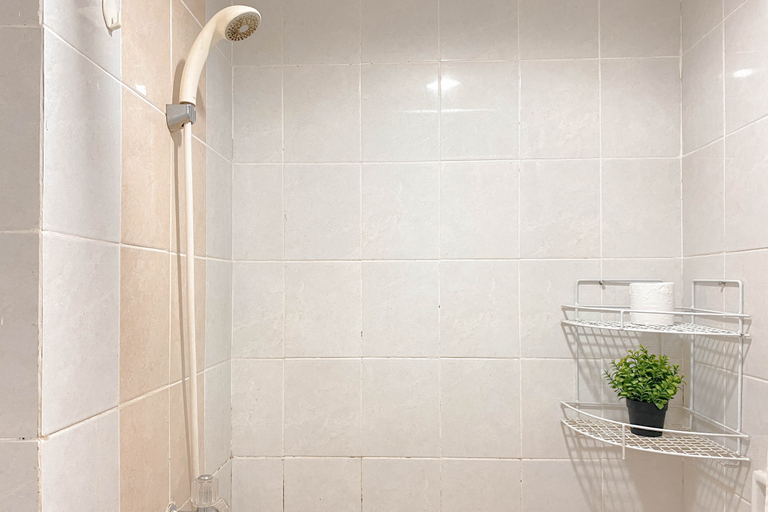 Bathroom 5, Compact and Homey Studio at Apartment Taman Melati Margonda By Travelio, Depok