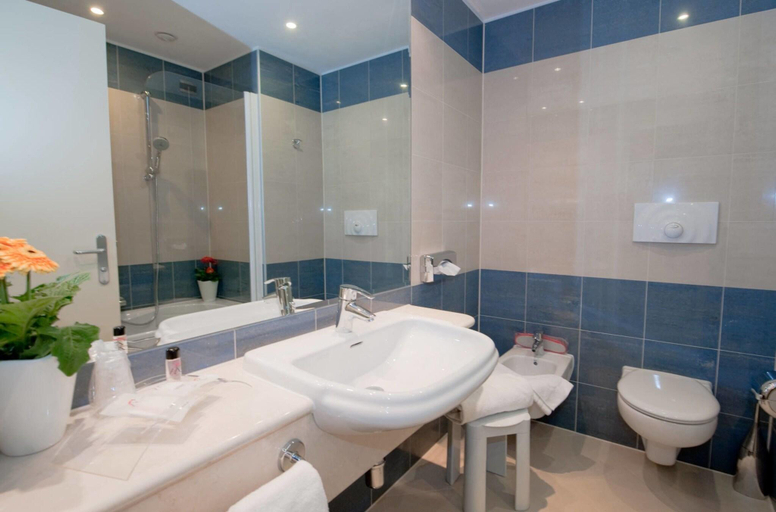 Bathroom 4, Hotel Rivarolo, Torino