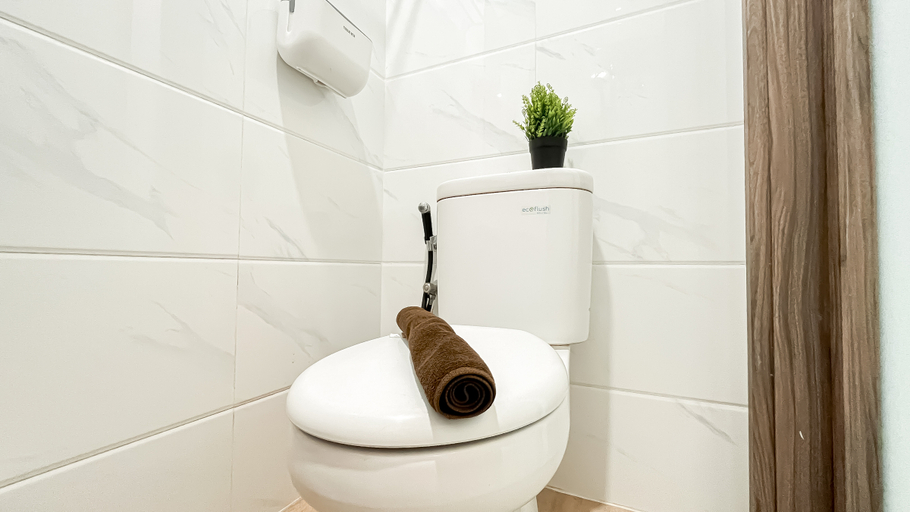 Bathroom 5, Strategic and Homey Studio at Apartment Sky House BSD By Travelio, Tangerang Selatan
