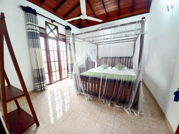 Others 4, Thambara Villa, Habaraduwa