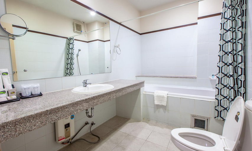 Bathroom 4, Baiyoke Ciao Hotel, Muang Chiang Mai