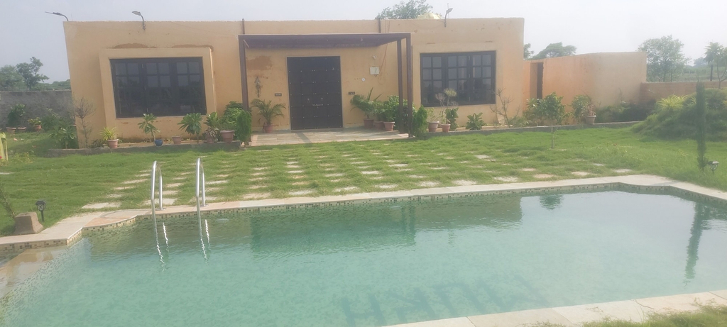 Front of property, Mura Yoga Villa, West Nimar
