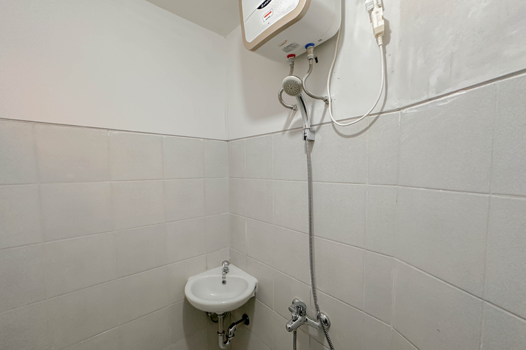 Bathroom 5, Wooden Accent Studio at Begawan Malang Apartment By Travelio, Malang