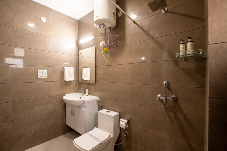 Bathroom 4, Serviced Apartment near Medanta by BedChambers, Gurgaon