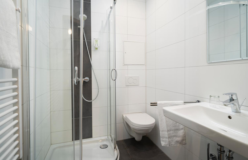 Bathroom 4, Ates Hotel Lampertheim by Aurum, Bergstraße