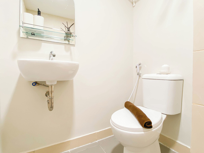 Bathroom 4, Simple Studio Room At Meikarta Apartment Near Aeon Delta Mas, Cikarang