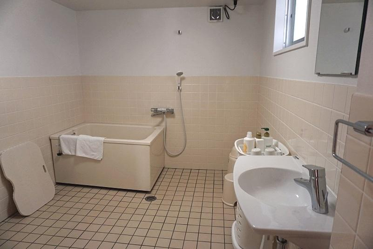 Bathroom 3, Minsyuku Funatsukiba, Ishigaki